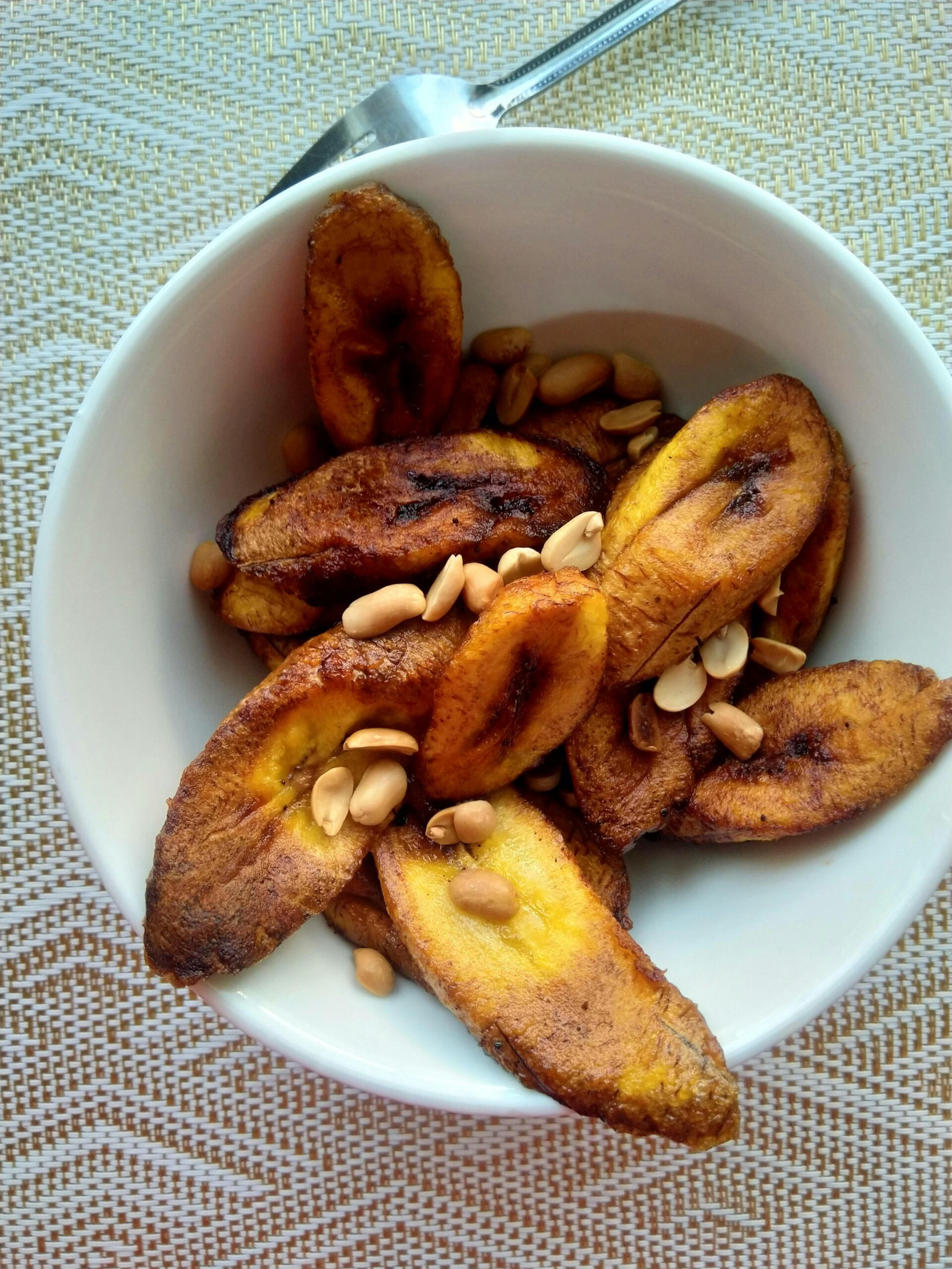 Fried plantain and groundnuts
